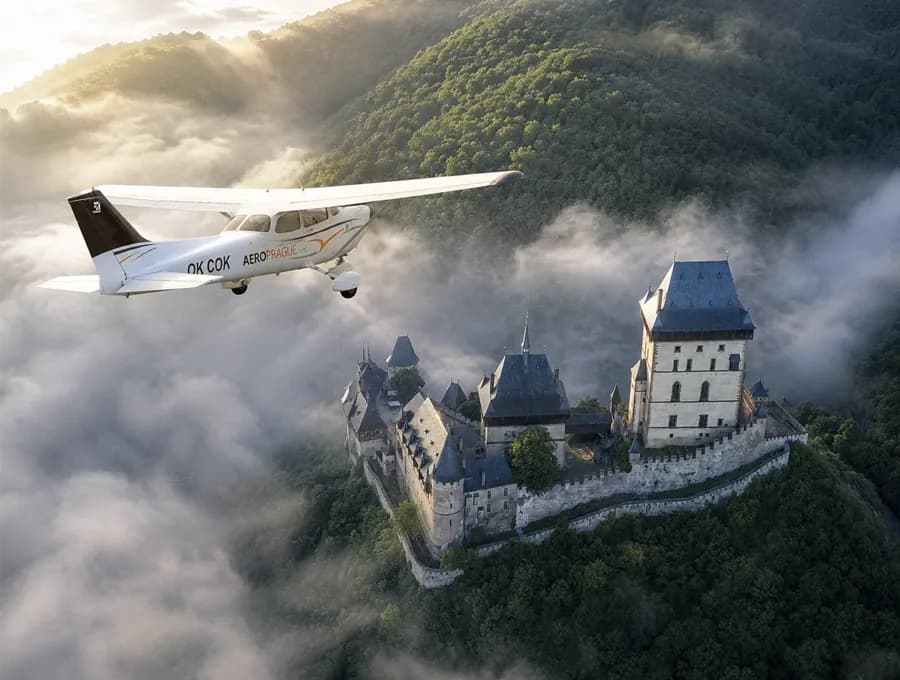 Letadlo AeroPrague OK-COK nad hradem Karlštejnem