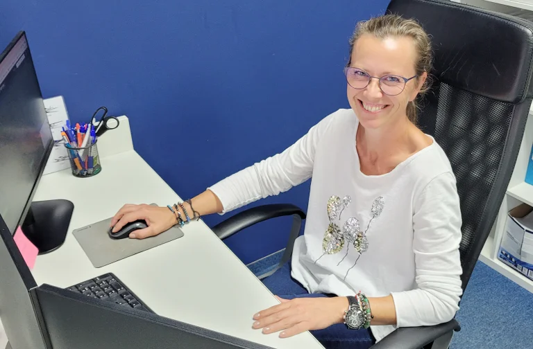 Kateřina Martínková, dispečink AeroPrague, u pracovního stolu