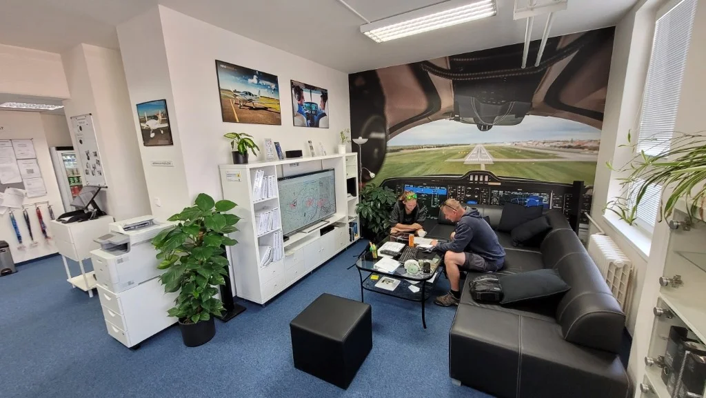 Zázemí a lounge AeroPrague s výhledem z kokpitu na dráhu